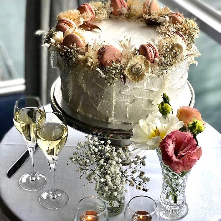 Rough Buttercream with Macaron’s & Dried Flowers